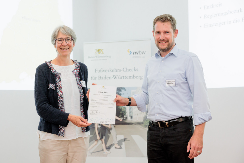 Staatssekretärin Elke Zimmer überreicht Luca Wilhelm Prayon, Bürgermeister von Remchingen, eine Urkunde für die Teilnahme an den Fußverkehrs-Checks 2022.