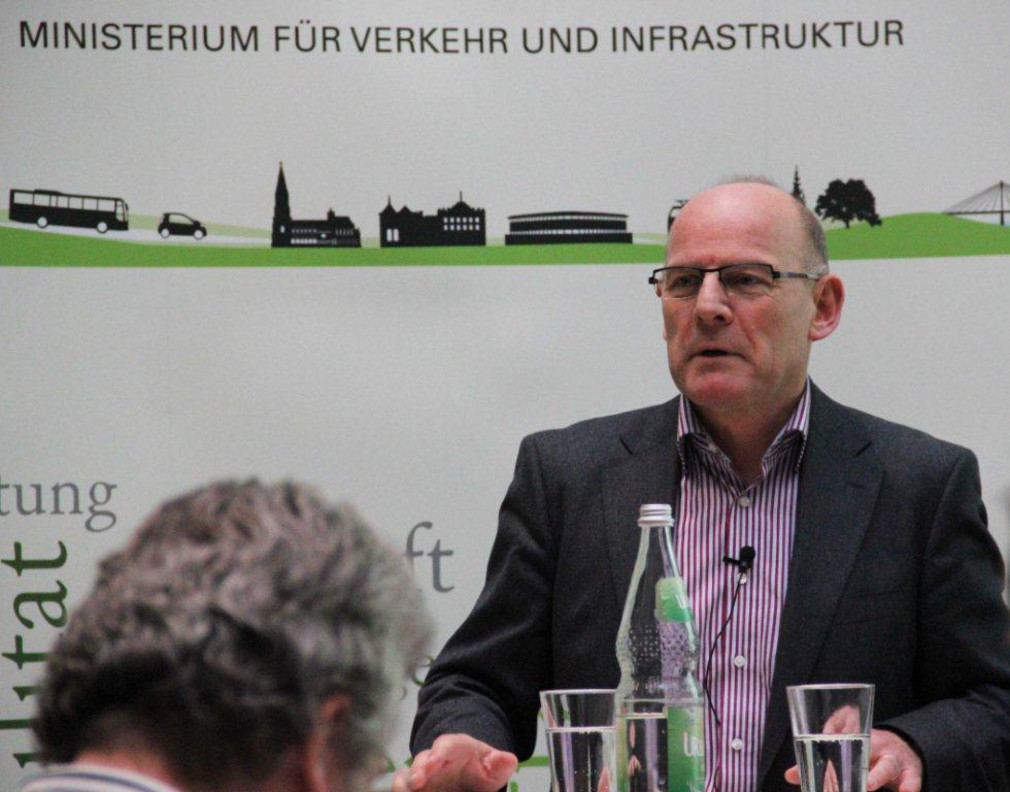 Minister Winfried Hermann beim Dialog