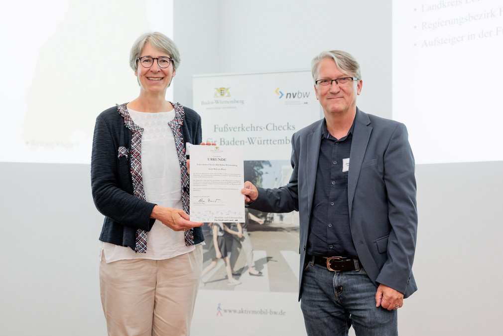 Elke Zimmer überreicht Christian Renner, Amtsleiter des Stadtbauamts Weil am Rhein, eine Urkunde für die Teilnahme an den Fußverkehrs-Checks 2022.