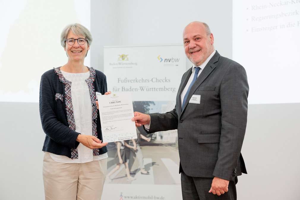 Staatssekretärin Elke Zimmer überreicht Frank Volk, Bürgermeister von Neckargemünd, eine Urkunde für die Teilnahme an den Fußverkehrs-Checks 2022.