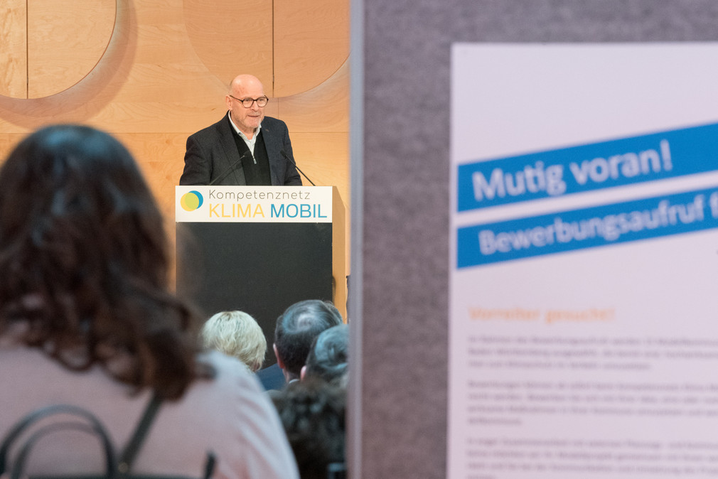 Minister Hermann spricht auf der Auftaktveranstaltung Kompetenznetz Klima Mobil