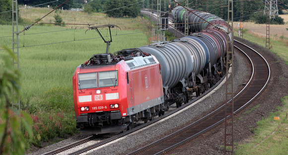 Güterzug mit mehreren Waggons fährt auf den Gleisen vorbei