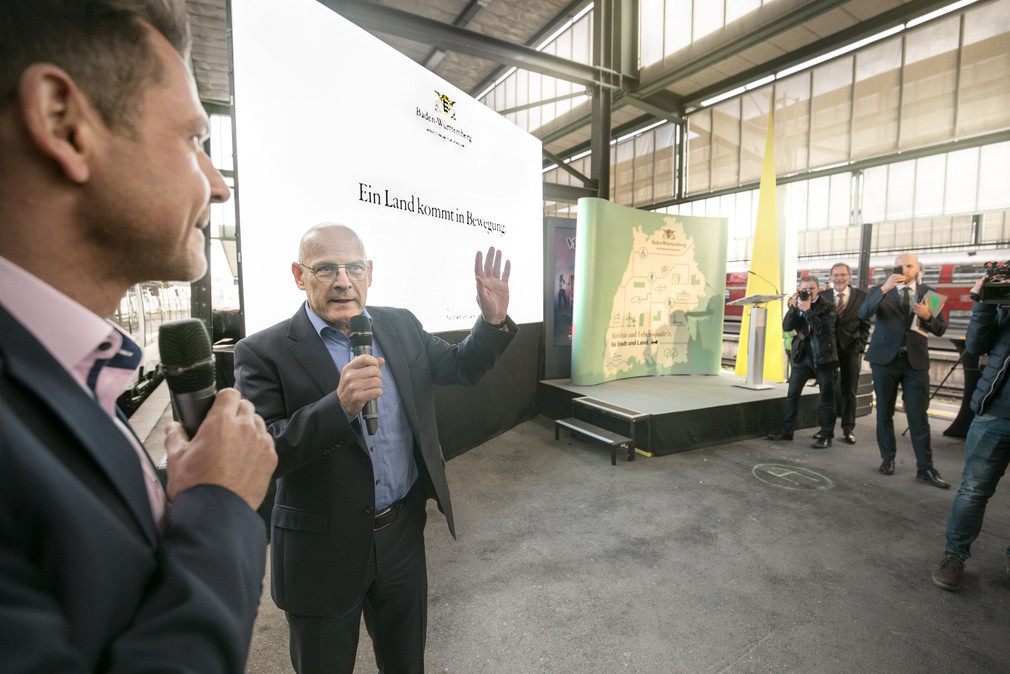 Verkehrsminister Winfried Hermann und NVBW-Geschäftsführer Volker Heepen präsentieren mit „bwegt“ die Nachfolge für den „3-Löwen-Takt“ 