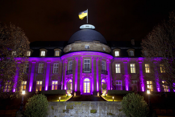 Aktion gegen Todesstrafe Villa Reitzenstein als Zeichen der Solidarität beleuchtet Die Villa Reitzenstein violett beleuchtet