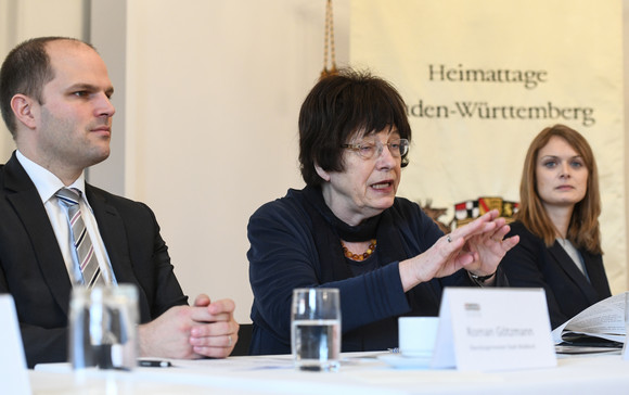 Heimattage Programm der Heimattage 2018 in Waldkirch vorgestellt v.l.n.r.: Waldkirchs Oberbürgermeister Roman Götzmann, Staatsrätin Gisela Erler und Anna Scholand, Leiterin der Geschäftsstelle Heimattage Baden-Württemberg 2018 in Waldkirch