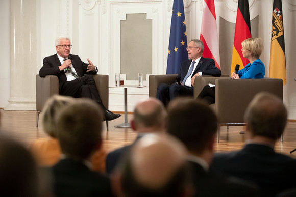 Besuch Österreichischer Bundespräsident besucht Baden-Württemberg Österreichischer Bundespräsident Dr. Alexander Van der Bellen (M.) und Ministerpräsident Winfried Kretschmann (l.) im Stuttgarter Neuen Schloss. (Bild: Staatsministerium Baden-Württemberg)