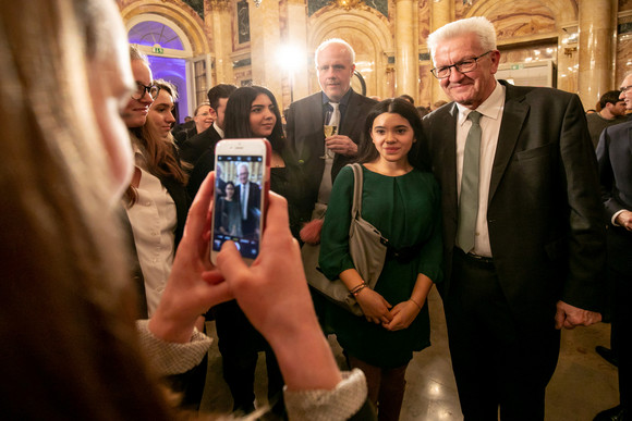 Empfang Neujahrsempfang der Landesregierung Ein Foto mit Ministerpräsident Winfried Kretschmann (r.) (Bild: Staatsministerium Baden-Württemberg)