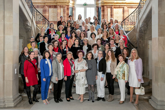 Gesellschaft Festlicher Frühjahrskaffee mit Gerlinde Kretschmann Gruppenbild mit Gerlinde Kretschmann (v.M.) und ihren Gästen (Bild: Staatsministerium Baden-Württemberg)