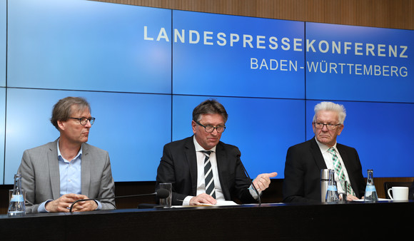 Pressekonferenz Zahl der am Coronavirus Infizierten im Land steigt Ministerpräsident Winfried Kretschmann (r.), Gesundheitsminister Manne Lucha (M.) und Stefan Brockmann (l.), Landesgesundheitsamt Baden-Württemberg, bei der Regierungspressekonferenz (Bild: Staatsministerium Baden-Württemberg)