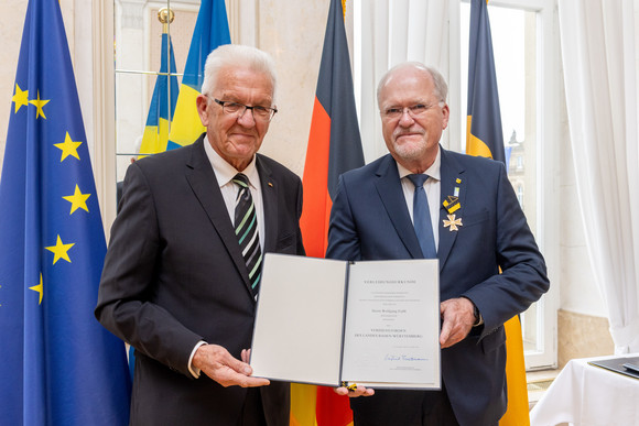 Auszeichnung Verdienstorden des Landes an 22 verdiente Persönlichkeiten Ministerpräsident Winfried Kretschmann (links) und Wolfgang Faißt (rechts)