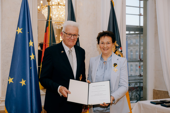 Ministerpräsident Winfried Kretschmann (links) und Veronika Stoertzenbach (rechts)