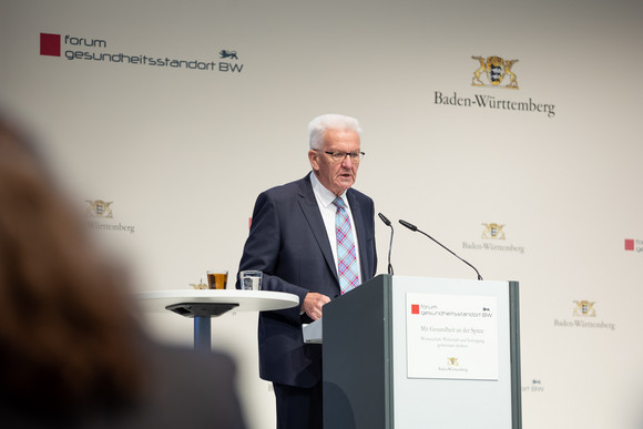 Gesundheit Dritte Jahresveranstaltung des Forums Gesundheitsstandort Ministerpräsident Winfried Kretschmann spricht auf der dritten Jahresveranstaltung des Forums Gesundheitsstandort Baden-Württemberg.