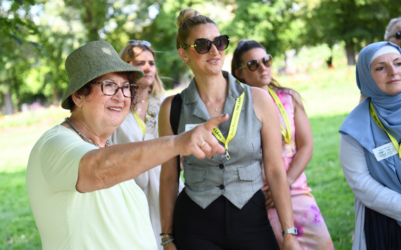 Corona Gerlinde Kretschmann dankt ehrenamtlich engagierten Frauen Gerlinde Kretschmann (links) mit ehrenamtlich engagierten Frauen bei einem Rundgang in der Wilhelma