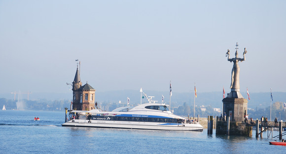 Katamaran auf dem Bodensee im Hafen Konstanz (Bild: Fotolia/ Sebastian Herz)