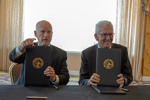 Delegationreise Kretschmann reist nach Kalifornien und Ontario Ministerpräsident Winfried Kretschmann (r.) und der Gouverneur von Kalifornien, Edmund G. „Jerry“ Brown (l.), bei der Unterzeichnung einer Absichtserklärung zur Begründung einer Landespartnerschaft in San Francisco (Foto: Staatsministerium Baden-Württemberg)