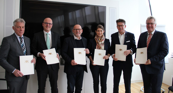 v.l.n.r.: Klaus Sedelmeier, Vorsitzender des Verbands der Baden-Württembergischen Omnibusunternehmen, Dr. Alexis von Komorowski, Hauptgeschäftsführer des Landkreistages, Verkehrsminister Winfried Hermann, Dr. Susanne Nusser, Stellvertretende Hauptgeschäftsführerin des Städtetages, Dr. Alexander Pischon, Vorsitzender der Landesgruppe BW des Verbands Deutscher Verkehrsunternehmen, Thomas Hachenberger, Geschäftsführer VVS und Vorstandssprecher der Fachgruppe Verbünde Baden-Württemberg. (Bild: Verkehrsministerium Baden-Württemberg)