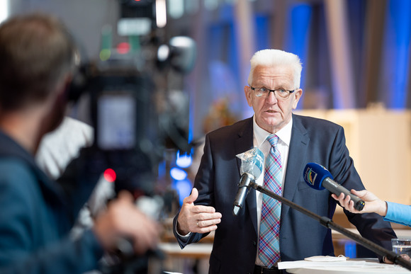 Gesundheit Dritte Jahresveranstaltung des Forums Gesundheitsstandort Ministerpräsident Winfried Kretschmann gibt Medienvertreterinnen und Medienvertretern auf der dritten Jahresveranstaltung des Forums Gesundheitsstandort Baden-Württemberg ein Interview.