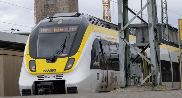 Ein Zug steht an einem Gleis des Stuttgarter Hauptbahnhofs.