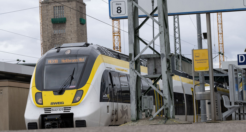 Ein Zug steht an einem Gleis des Stuttgarter Hauptbahnhofs.