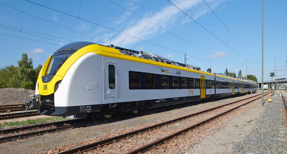 Ein Passagierzug steht auf einem Gleis.