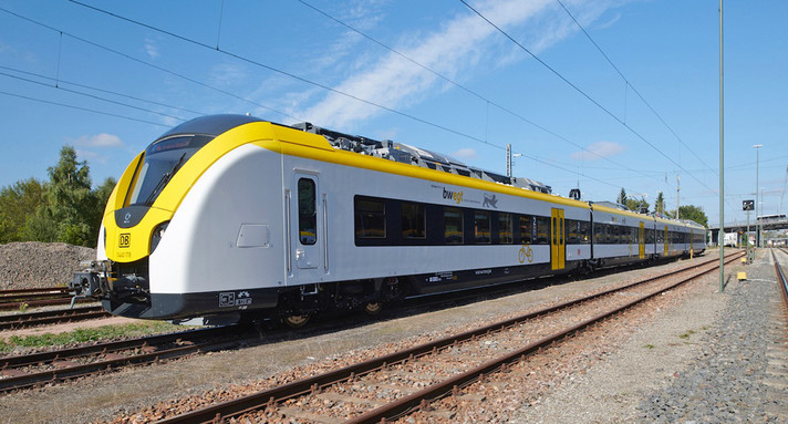 Netz 9a Breisgau Ost-West Ein Passagierzug steht auf einem Gleis.