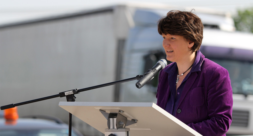Staatssekretärin Gisela Splett beim Spatenstich an der A5 (Bild: Eric Schödel)