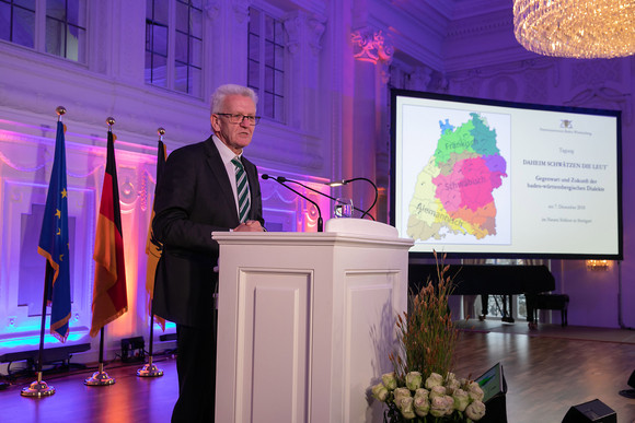 Dialekte Tagung „Daheim schwätzen die Leut'“ Begrüßung durch Ministerpräsident Winfried Kretschmann (Bild: Staatsministerium Baden-Württemberg)