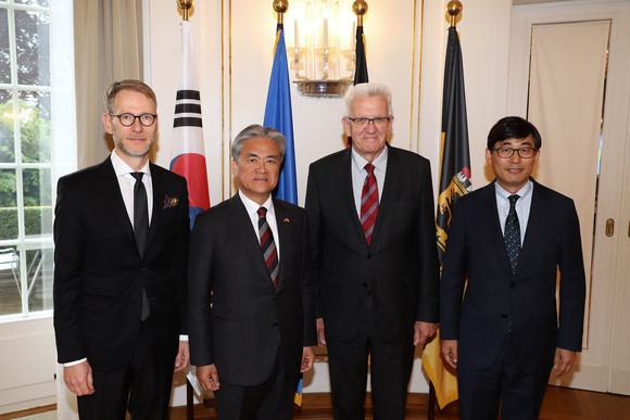 Antrittsbesuch Kretschmann empfängt koreanischen Botschafter v.l.n.r.: Staatssekretär Dr. Florian Stegmann, der koreanische Botschafter Dr. Bum Goo Jong, Ministerpräsident Winfried Kretschmann und der koreanische Generalkonsul Chang Rok Keum (Bild: Staatsministerium Baden-Württemberg)