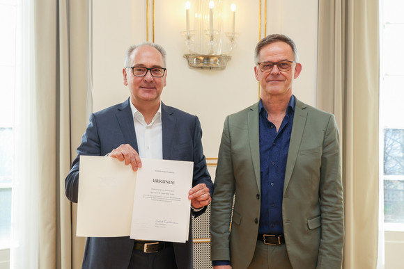 Medien Vorstand der Landesanstalt für Kommunikation ernannt Staatssekretär Rudi Hoogvliet (r.) und Prof. Dr. Hans-Peter Welte (l.)
