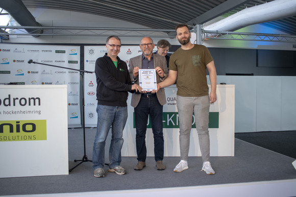 Verkehrsminister Winfried Hermann MdL bei der Preisübergabe an Volker Fricke und Stefan Dengler von e3charge. e3charge ist einer der drei Gewinner des Start-up Awards 2019 im Rahmen des e4 TESTIVAL (Bilderquelle: Kira Chaparro_© emodrom)