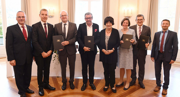 Weiterbildung Auftakt zur Intersectoral School of Governance Baden-Württemberg v.l.n.r.: Prof. Dr. Paul-Stefan Roß (Programmverantwortlicher ISoG an der Dualen Hochschule Baden-Württemberg), Dr. Wolf Dieter Heinbach (Kanzler der Dualen Hochschule Baden-Württemberg), Clemens Benz (Abteilungsleiter im Wissenschaftsministerium Baden-Württemberg), Dr. Stefan Wolf (Vorstandsvorsitzender Südwestmetall), Staatsrätin Gisela Erler, Ottilie Bälz (Bereichsleiterin Gesellschaft und Kultur, Robert Bosch Stiftung), Prof. Reinhold Geilsdörfer (Geschäftsführer, Dieter Schwarz Stiftung) und Dr. Ferdinand Mirbach (Senior Projektmanager, Robert Bosch Stiftung) (Bild: Staatsministerium Baden-Württemberg)