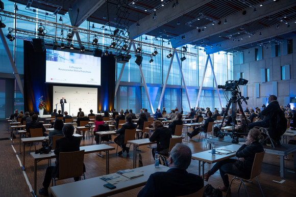 Gesundheit Dritte Jahresveranstaltung des Forums Gesundheitsstandort Ministerpräsident Winfried Kretschmann hält eine Rede bei der dritten Jahresveranstaltung des Forums Gesundheitsstandort Baden-Württemberg.