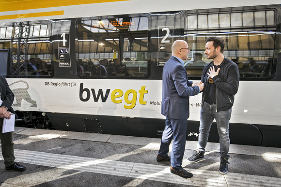 Verkehrsminister Winfried Hermann und NVBW-Geschäftsführer Volker Heepen präsentieren mit „bwegt“ die Nachfolge für den „3-Löwen-Takt“ 
