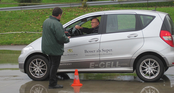 Minister Hermann beim Fahrsicherheitstraining für ältere Menschen (Bild: DVR)