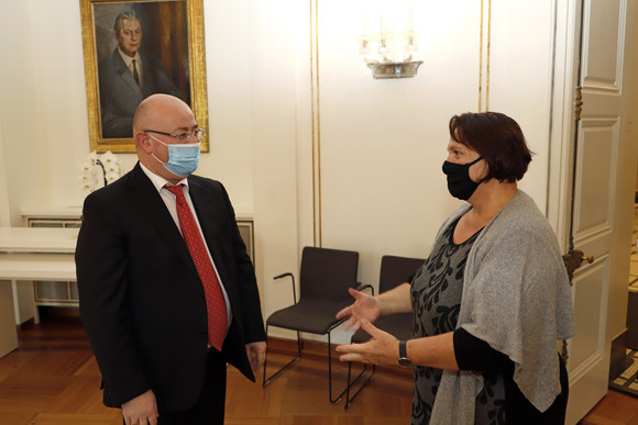 Antrittsbesuch Schopper empfängt georgischen Botschafter Staatsministerin Theresa Schopper (r.) und der Botschafter von Georgien, Prof. Dr. Levan Izoria (l.) (Bild: Staatsministerium Baden-Württemberg)