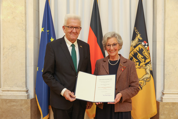 Tag des Ehrenamts Kretschmann würdigt besonderes ehrenamtliches Engagement Ministerpräsident Winfried Kretschmann (l.) und Mina Bylow-Schiele (r.)