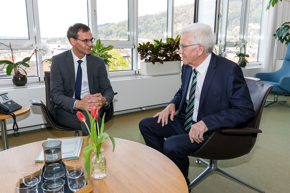 Zusammenarbeit Kretschmann besucht Vorarlberg Ministerpräsident Winfried Kretschmann (rechts) und der Vorarlberger Landeshauptmann Markus Wallner (links)