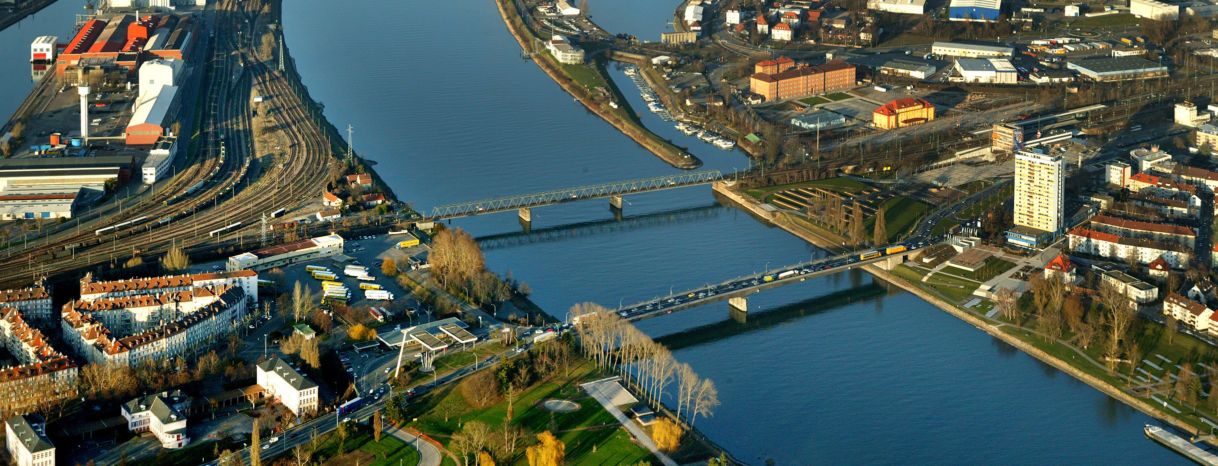 Die Europabrücke über den Rhein zwischen Kehl und Straßburg (Bild: Manfred Grohe)