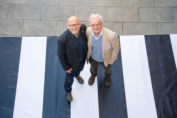 Fussverkehr 1.000 Zebrastreifen für Baden-Württemberg Winfried Hermann mit dem stellvertretenden Oberbürgermeister Martin Himmelheber der Stadt Schramberg.