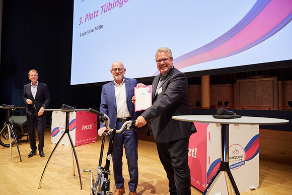 Minister Hermann übergibt den Preis für den 3. Platz