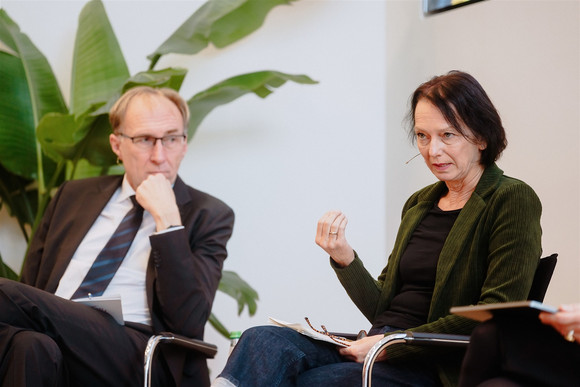 Susanne Bay, Regierungspräsidentin des Regierungsbezirks Stuttgart, spricht in der Podiumsdiskussion über die Relevanz der LGVFG-Förderung für die Umsetzung von Infrastrukturmaßnahmen im Rahmen von Klimamobilitätsplänen.