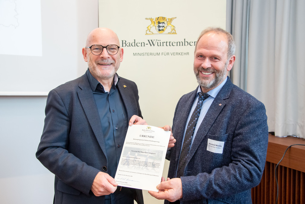Winfried Hermann überreicht die Urkunde Bürgermeister Bernhard Waidele von Bad Rippoldsau-Schapbach