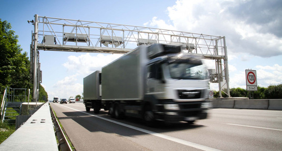 LKW fährt auf der Autobahn (Bild: Fotolia.com/ Ehrenberg-Bilder)