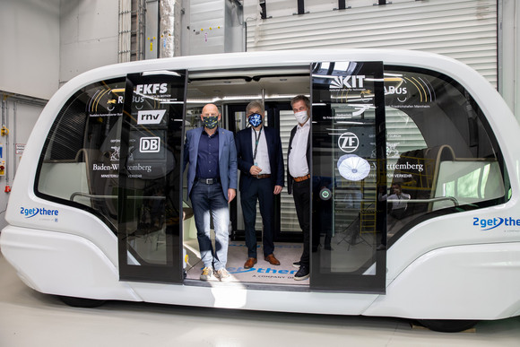 Verkehrsminister Winfried Hermann, Dr. Heiko Tempel (Verkehrsministerium) und Prof. Dr. Hans-Christian Reuss (FKFS) im autonomen Shuttlebus 