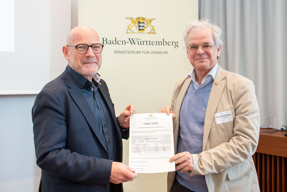 Winfried Hermann überreicht die Urkunde dem stellvertretenden Oberbürgermeister Martin Himmelheber der Stadt Schramberg