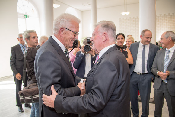 Empfang 80. Geburtstag des ehemaligen Ministerpräsidenten Erwin Teufel Beim Empfang der Landsregierung zu seinem 80. Geburtstag begrüßt Ministerpräsident Winfried Kretschmann den ehemaligen Ministerpräsidenten Prof. Dr. h. c. Erwin Teufel.