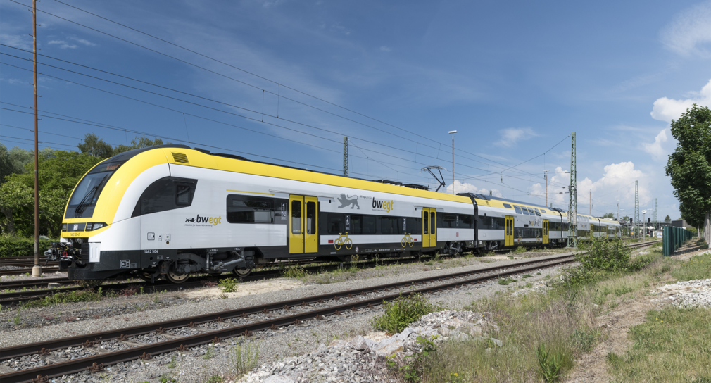 Das Zugmodell Desiro HC auf einem Bahngleis. Im Hintergund der blaue Himmel mit wenig Wolken. Im Vordergrund ein weiteres Gleis.  