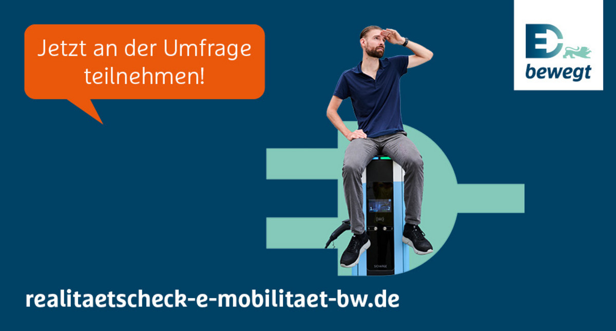 Ein Mann sitzt auf eine Ladesäule für E-Autos und hält Ausschau. URL darunter: realitaetscheck-e-mobilitaet-bw.de.
