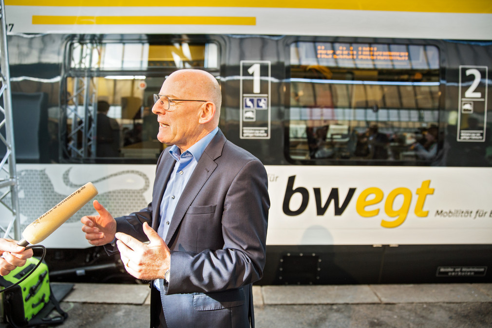 Verkehrsminister Winfried Hermann und NVBW-Geschäftsführer Volker Heepen präsentieren mit „bwegt“ die Nachfolge für den „3-Löwen-Takt“ 