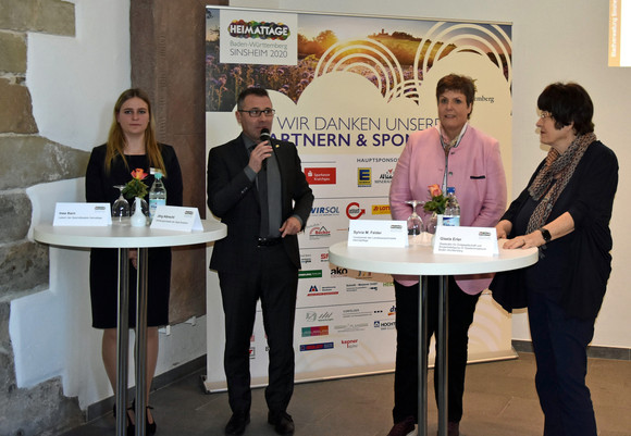 Heimattage Programm der Heimattage 2020 in Sinsheim vorgestellt v.r.n.l.: Staatsrätin Gisela Erler, Regierungspräsidentin Sylvia M. Felder, Sinsheims Oberbürgermeister Jörg Albrecht und Ines Kern, Leiterin der Geschäftsstelle Heimattage in Sinsheim (Bild: Stadt Sinsheim)